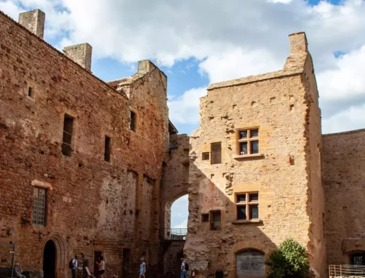 Association des campings du Lot - Cour du Château de Castelnau C. Asquier