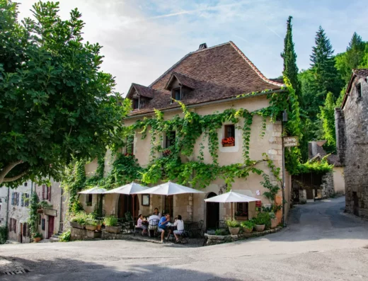 Campings à Saint-Cirq-de-Lapopie - Campings dans le Lot - Façade de l'Hôtel-restaurant- C. Novello